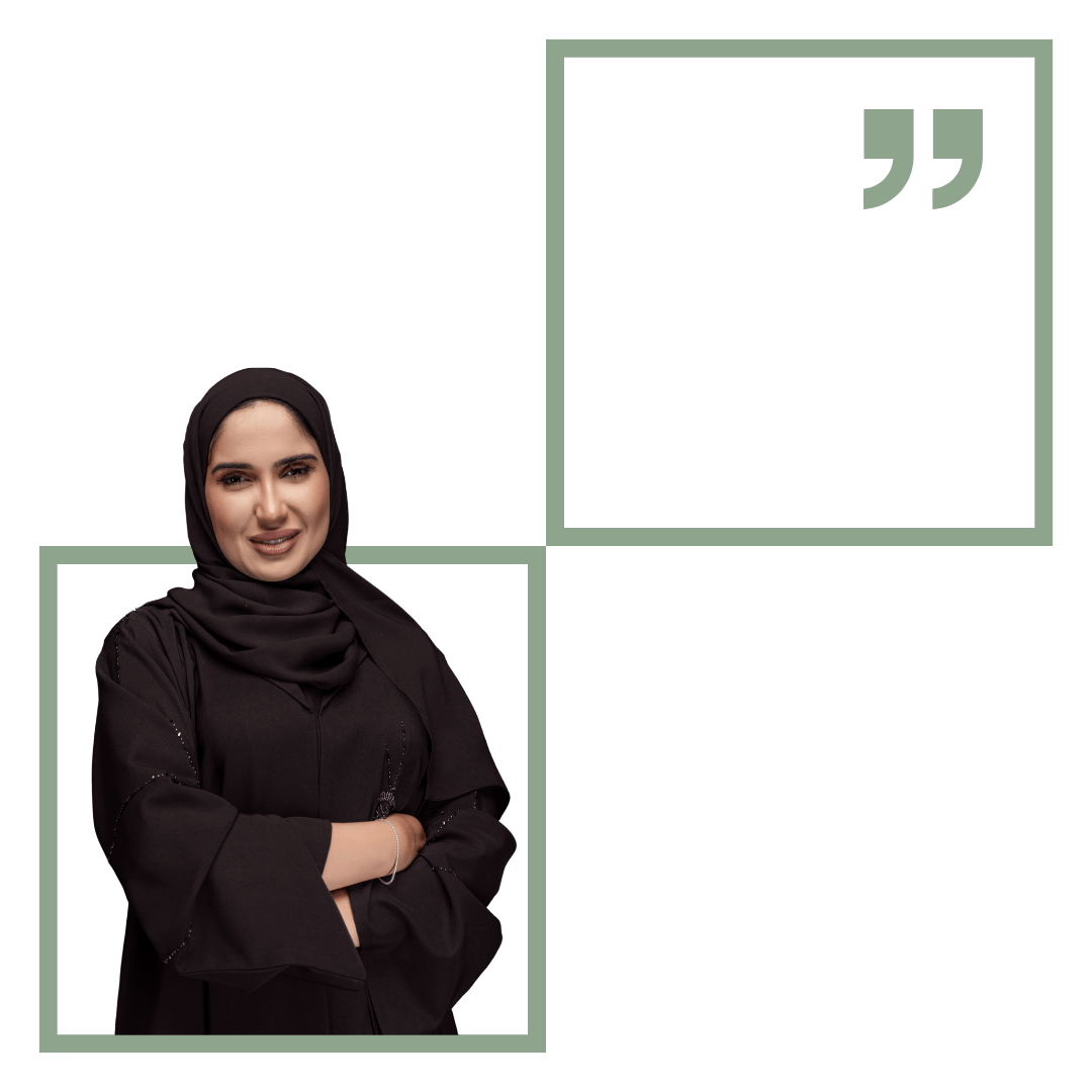 امرأة مبتسمة ترتدي عباءة، تمثل عميلة راضية عن خدمات موزاييك.